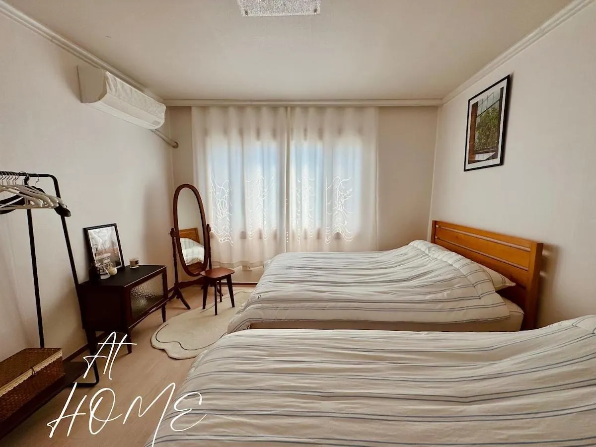 빌라 At Home, Sunny Emotional House, Free Parking, 3Q Beds, Attic Movie Theater 부산광역시