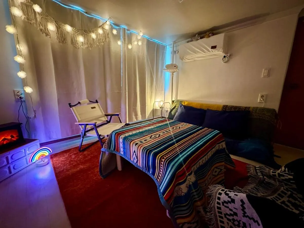 At Home, Sunny Emotional House, Free Parking, 3Q Beds, Attic Movie Theater 부산광역시
