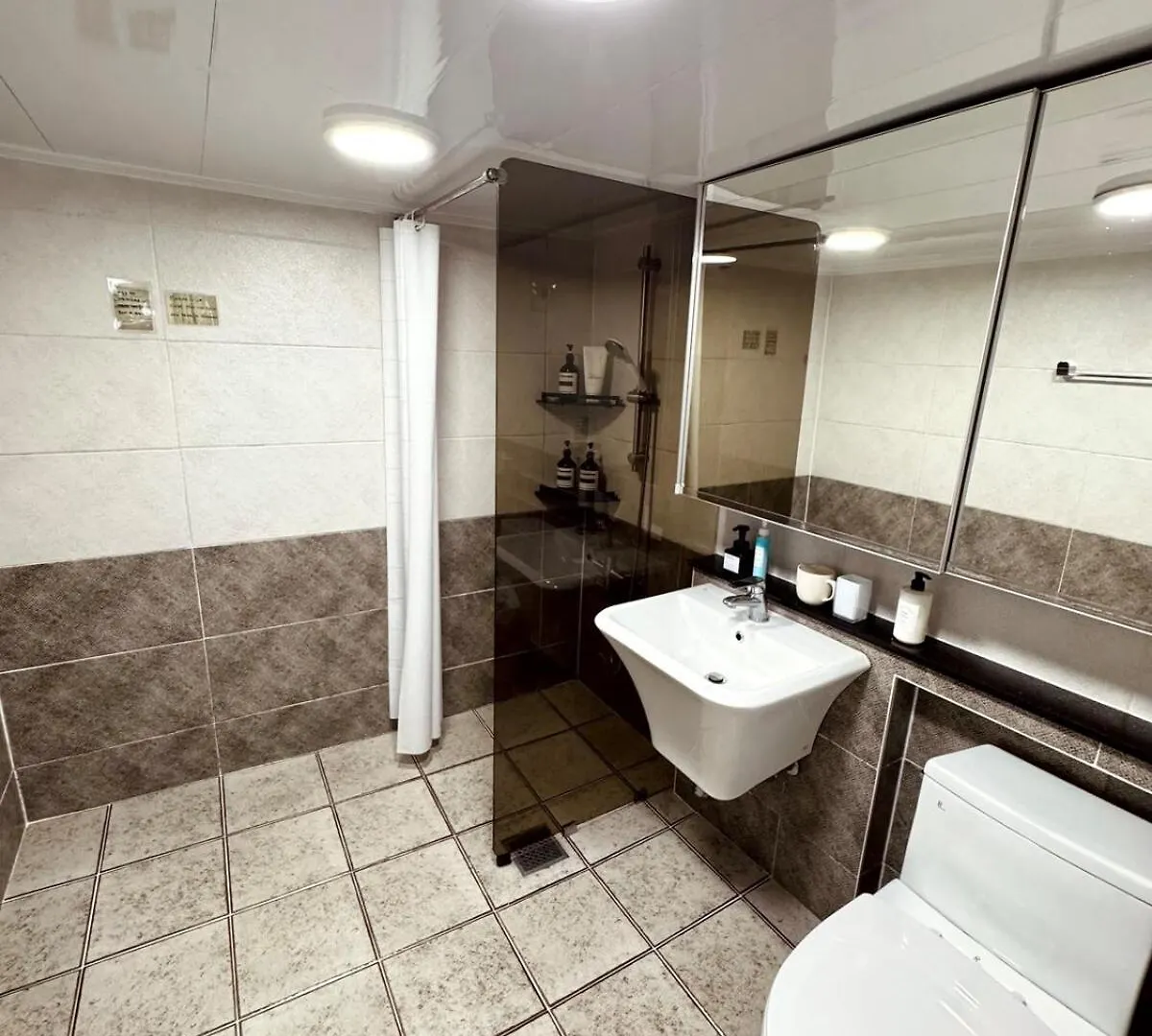 At Home, Sunny Emotional House, Free Parking, 3Q Beds, Attic Movie Theater 부산광역시 0*,