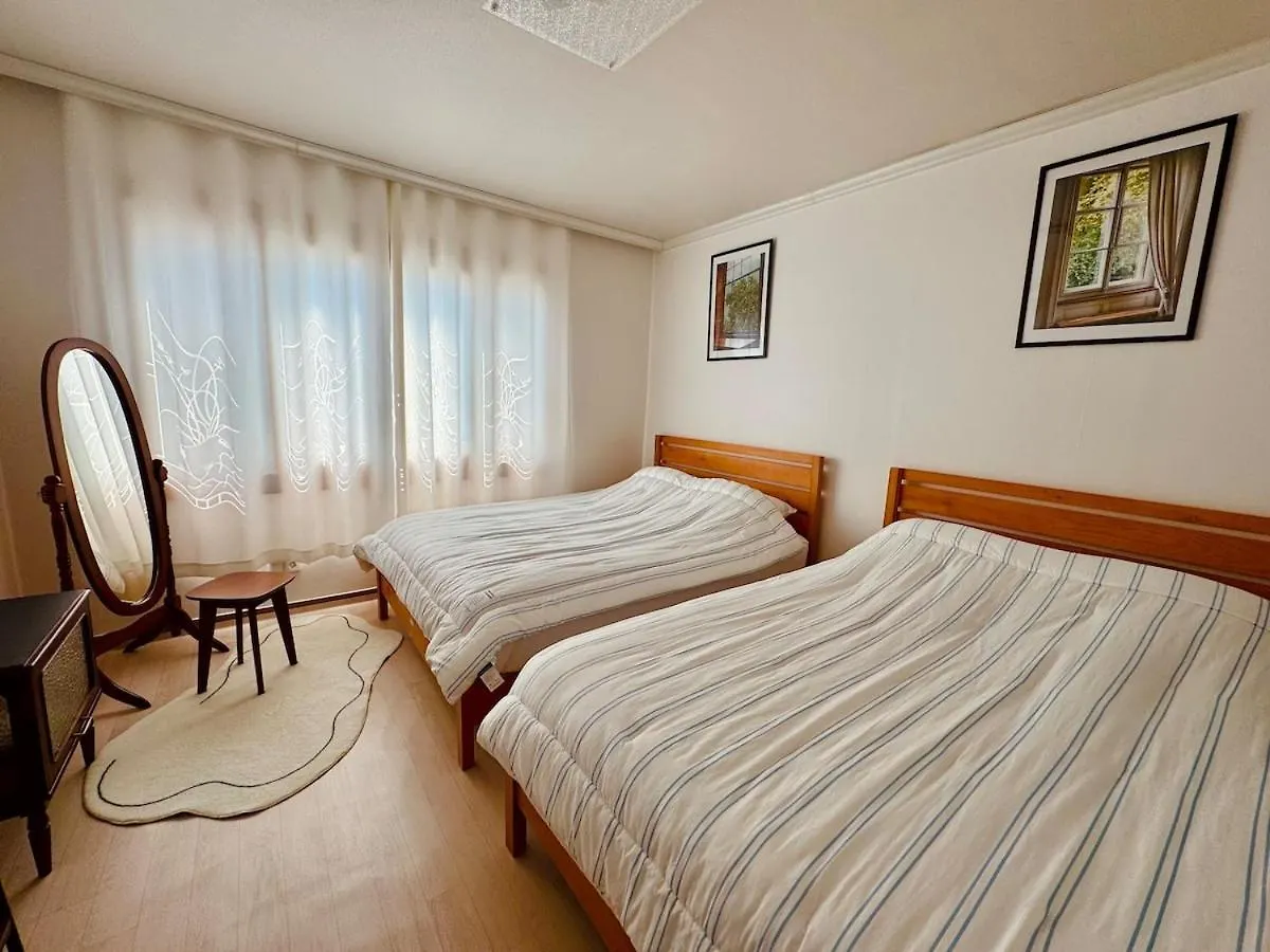 빌라 At Home, Sunny Emotional House, Free Parking, 3Q Beds, Attic Movie Theater 부산광역시