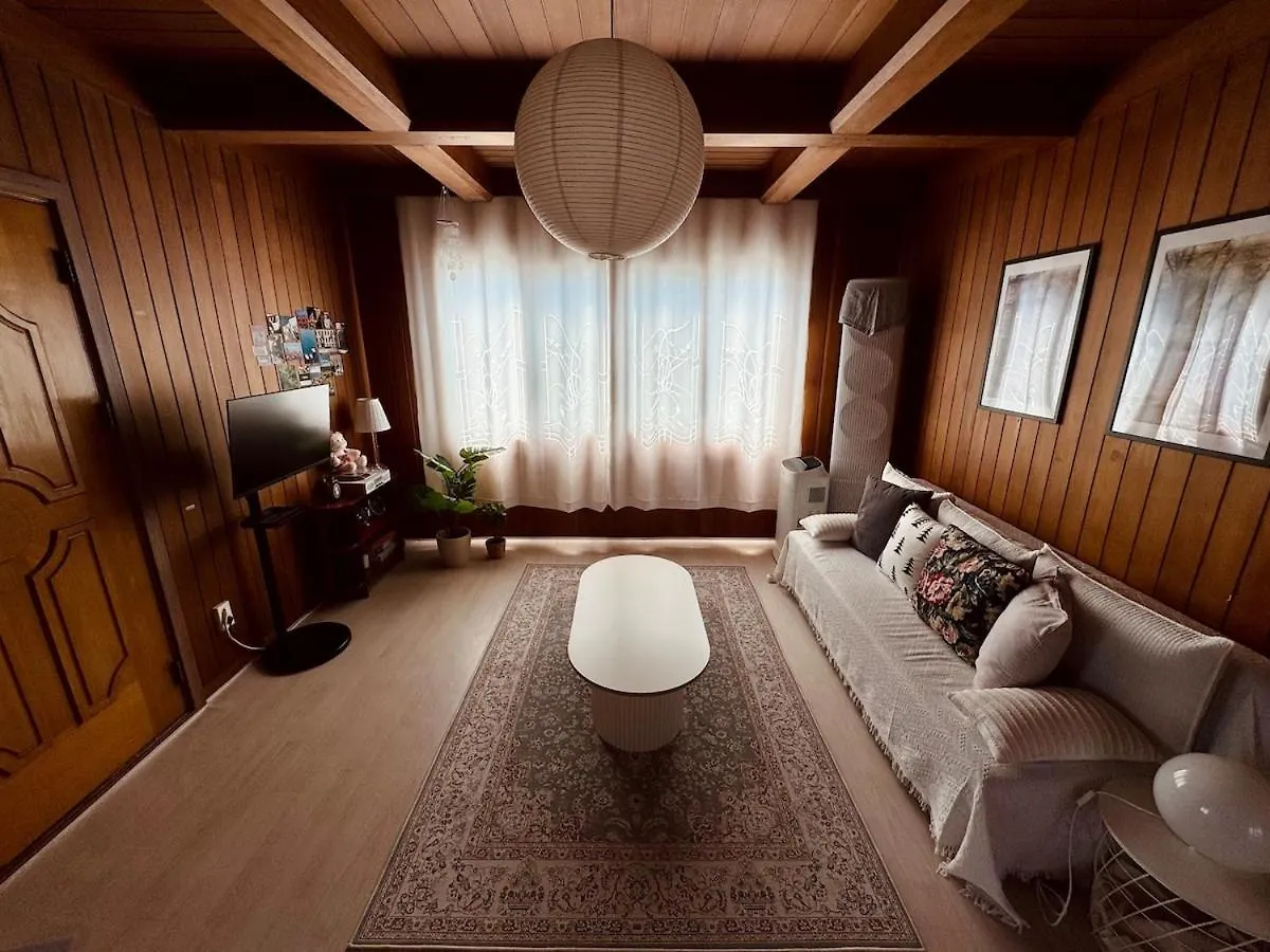 At Home, Sunny Emotional House, Free Parking, 3Q Beds, Attic Movie Theater 부산광역시