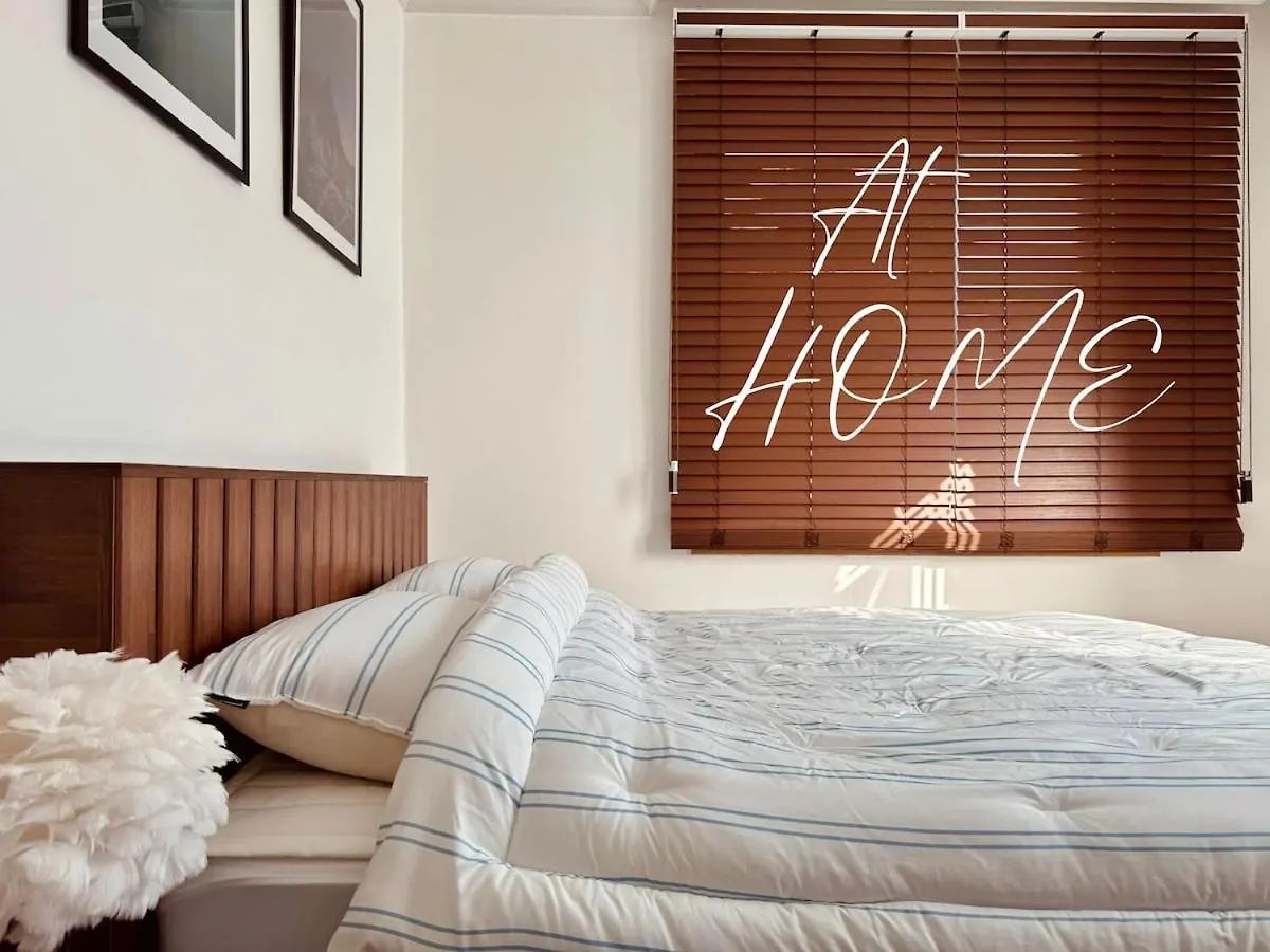 Contacts de At Home, Sunny Emotional House, Free Parking, 3Q Beds, Attic Movie Theater